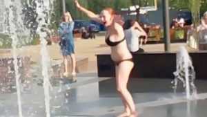 Жители Брянска осудили девушку, устроившую стриптиз в фонтане