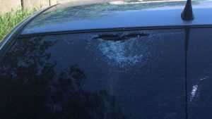 В Брянске некие аборигены медной пепельницей разбили стекло машины