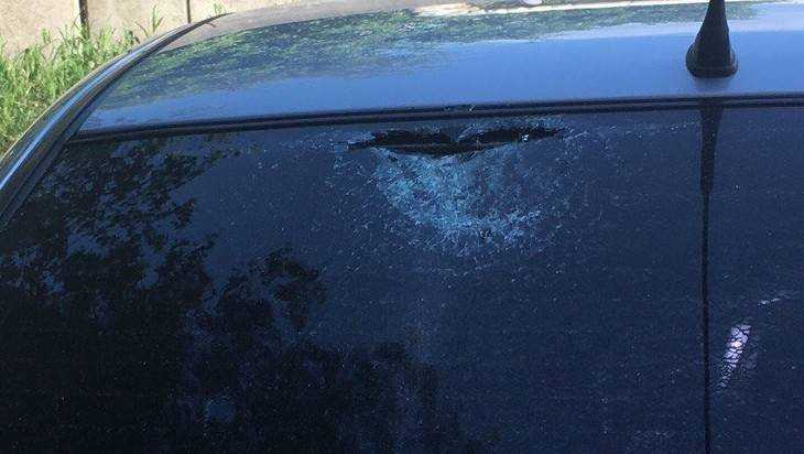 В Брянске некие аборигены медной пепельницей разбили стекло машины