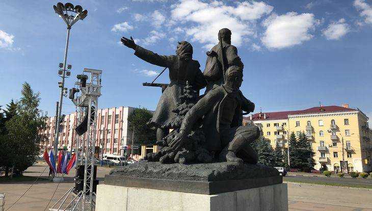 В Брянске помыли памятник воинам и освежили площадь Партизан