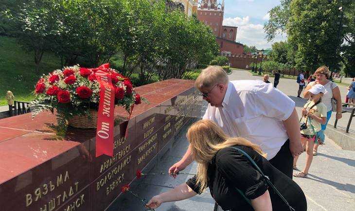 В Москве возложили у стен Кремля возложили цветы от жителей Брянска