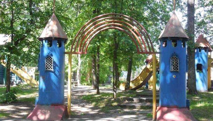 Жители Брянска попросили вернуть детскую площадку в парке Пушкина