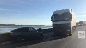 В Татарстане водитель автомобиля «Лада» столкнулся с брянской фурой