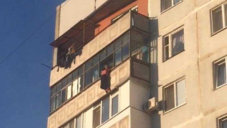 В Брянске сняли видео повисшей на балконе 8 этажа женщины