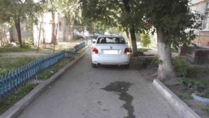 В Брянске Volkswagen сбил 11-летнюю девочку во дворе дома