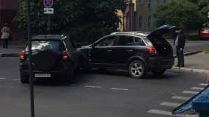 В Брянске на улице Горького у здания ФСБ столкнулись два автомобиля
