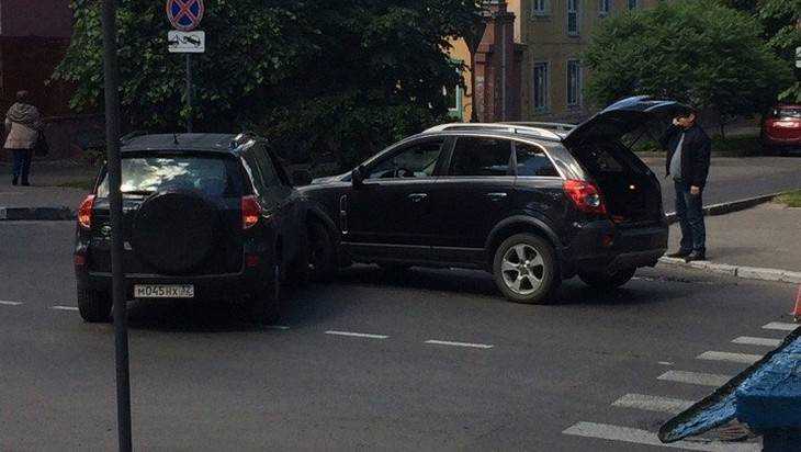 В Брянске на улице Горького у здания ФСБ столкнулись два автомобиля