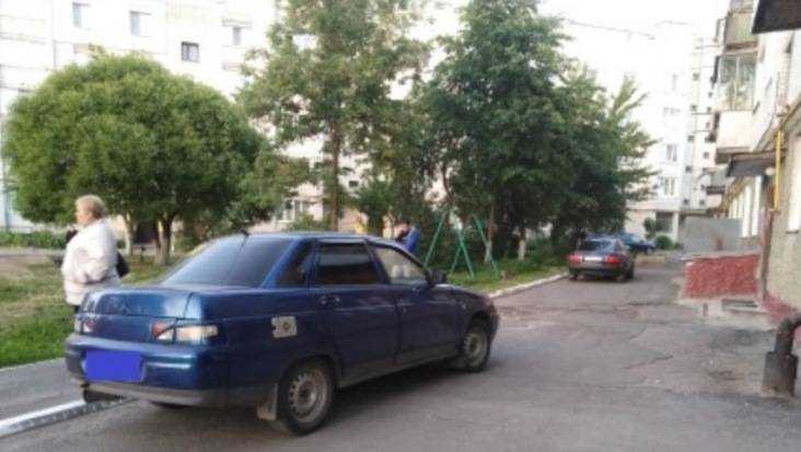 В Брянске неопытный водитель покалечил 12-летнюю девочку во дворе дома