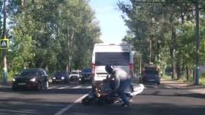 В Брянске упавшего мотоциклиста чудом не раздавил автомобиль