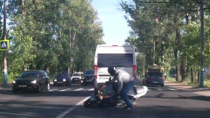 В Брянске упавшего мотоциклиста чудом не раздавил автомобиль
