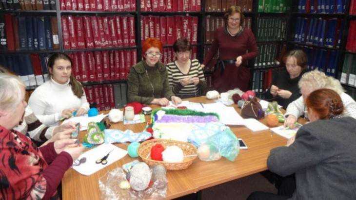 В библиотеке Брянска прошел «День вязания на публике»