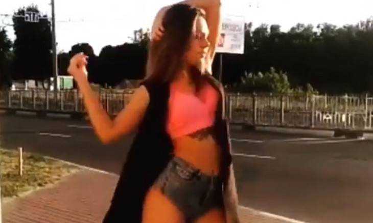 В Брянске девушка удивила водителей эротическим танцем на дороге
