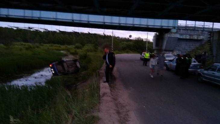 В Брянске автомобиль улетел в реку под мостом