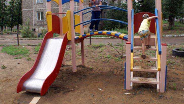 В Брянске чиновникам велели привести в порядок опасную детскую площадку