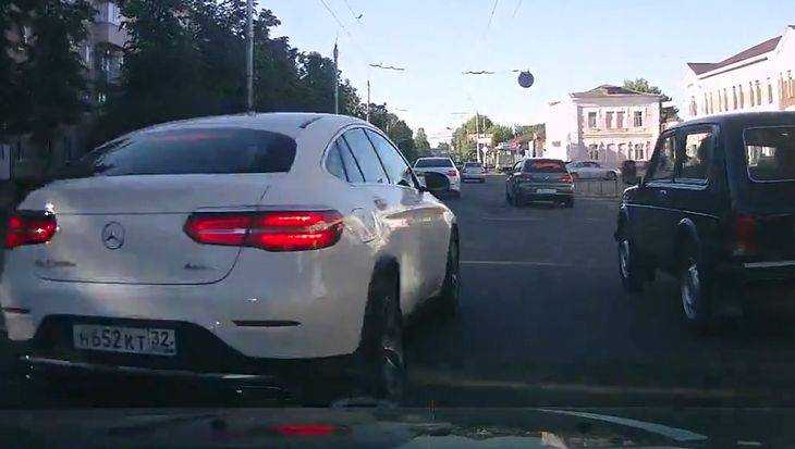 В Брянске сняли видео опасных маневров водителя дорогого «Мерседеса»