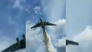 Самолет Ил-76 сбросил 40 тонн воды на сотрудников ДПС