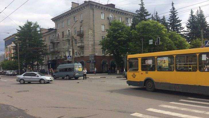В Бежицком районе Брянска столкнулись маршрутка № 49 и автобус № 3