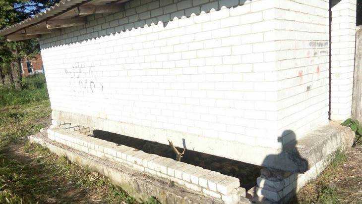 После гибели утонувшего в яме малыша в брянских школах построят туалеты