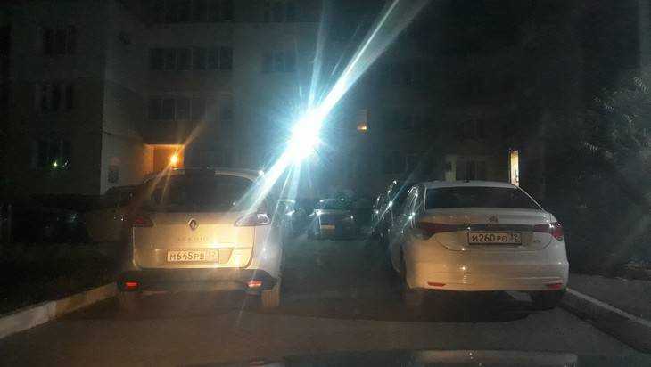 В Брянске два мастера парковки перекрыли двор на улице Кутузова