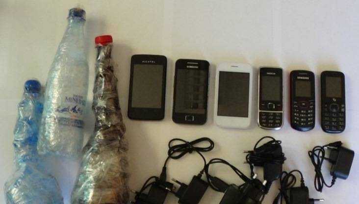 В брянской колонии задержали 5 мужчин с наркотиком и 6 мобильниками