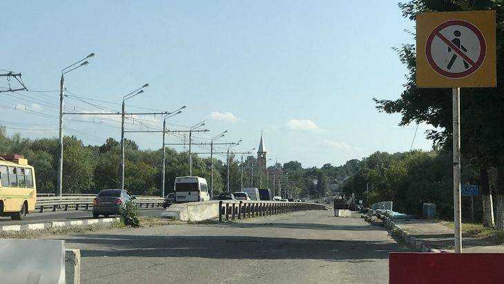 В Брянске на старой части Первомайского моста стали разбирать тротуары
