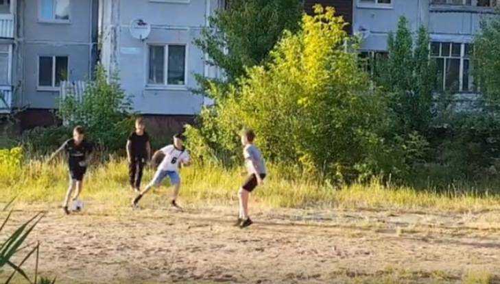 В брянском поселке Белые Берега из пустыря сделали футбольную площадку