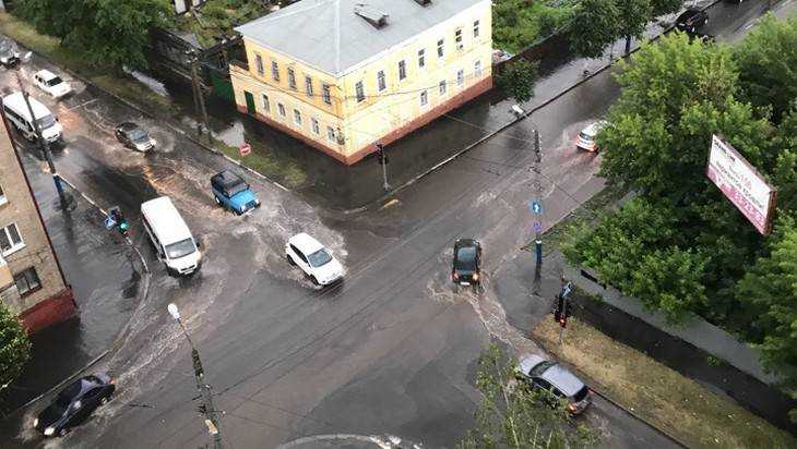 В Брянске после сильного ливня под воду ушли многие улицы