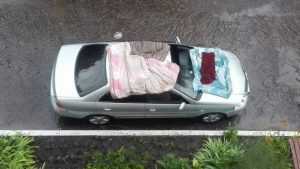 Жителям Брянска во время града пришлось спасать машины одеялами