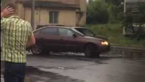 В Брянске сняли видео об удирающем с места ДТП водителе иномарки