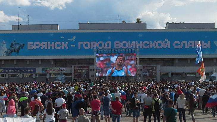 Брянцы на площади Партизан азартно болеют за сборную России