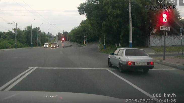 В Брянске сняли видео об опасных нарушениях двоих водителей