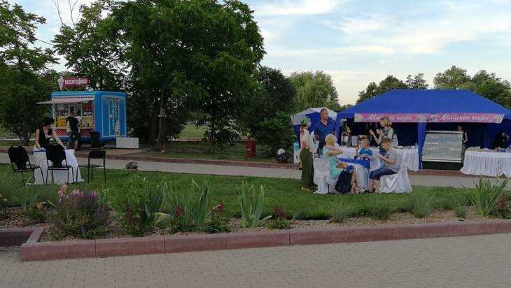 Жителей Брянска возмутили шатер на набережной и столики на газоне