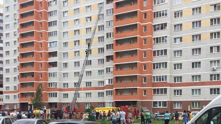 В Брянске 5-летнюю девочку спасателя МЧС сняли с подоконника 10 этажа