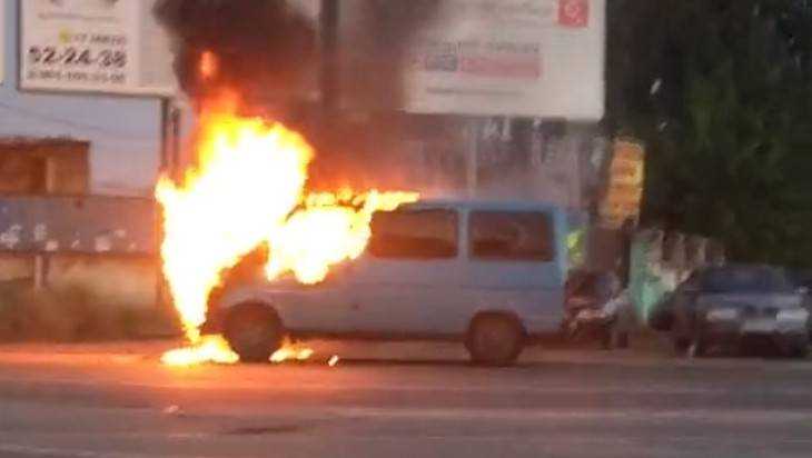 В Брянске сняли видео горевшего на Литейной микроавтобуса