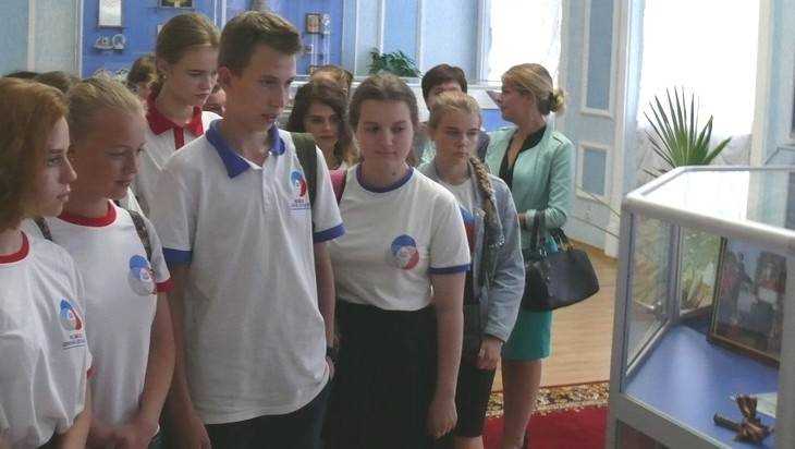 Школьники побывали в Брянской думе и пообщались с депутатами‍