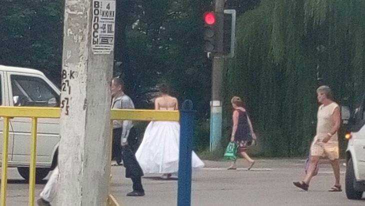 Брянцев поразила фотография сбежавшей невесты в белом платье