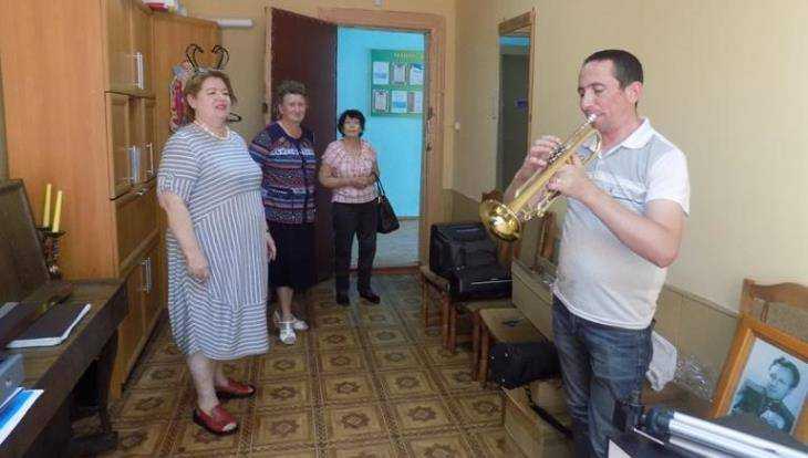 В Клинцах школа искусств получила саксофоны от президента Путина