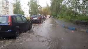 В Брянске после ливня сняли видео бурной реки в переулке Пилотов