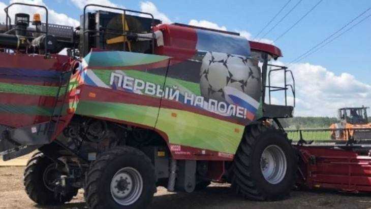 На Брянщине комбайн украсили мячом к чемпионату мира по футболу