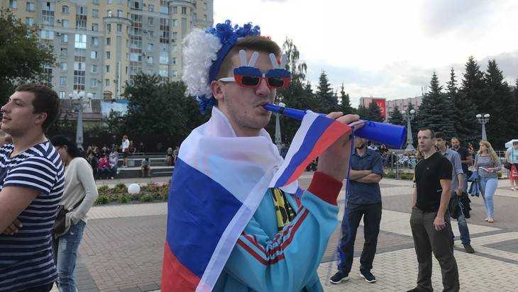 В Брянске площадь Партизан заполнилась возбужденными болельщиками