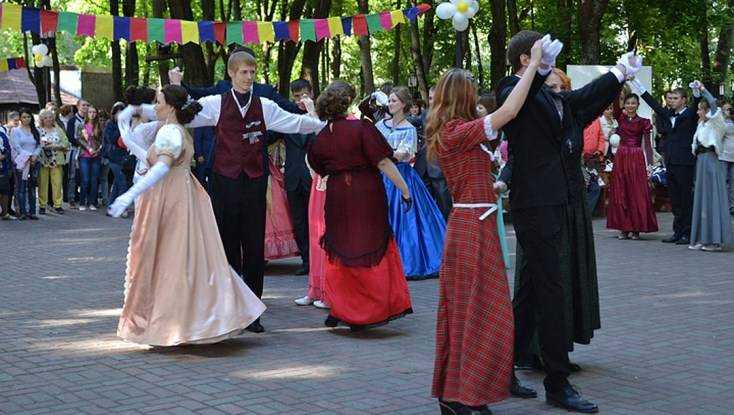 Брянцев в День семьи пригласили на бал в парке-музее Толстого