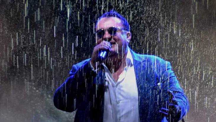 Известный брянский певец Матвеев дал концерт под проливным дождем