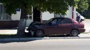 В Брянске автомобиль вылетел на тротуар и врезался в дерево
