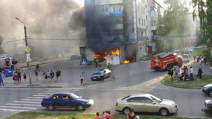 В Брянске сняли видео сильного пожара в магазине продуктов «Журавли»