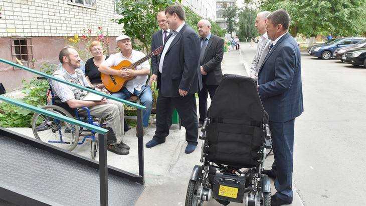 Брянские власти передали ветеранам боевых действий инвалидные коляски