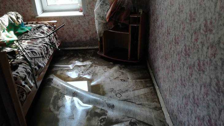 В Брянске во время из-за канализации затопило частные дома