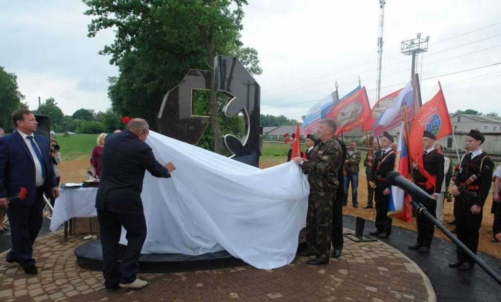 В Дубровке открыли памятник воинам-участникам локальных конфликтов