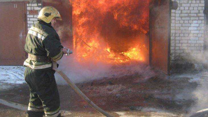 В Володарском районе Брянска сгорел гараж с автомобилем