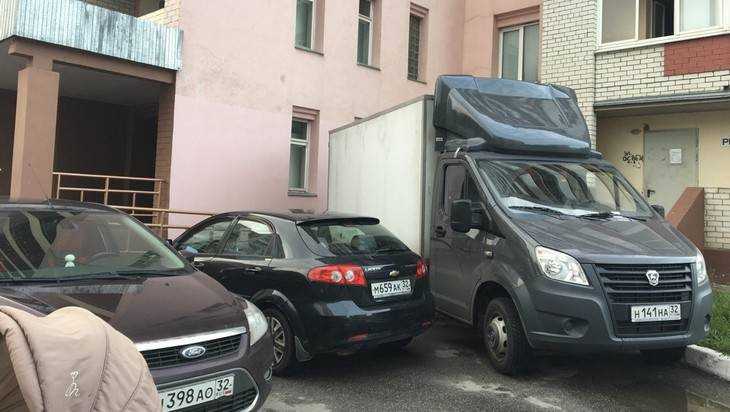 В Брянске водитель грузовика перекрыл жильцам дома выход из подъезда