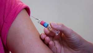 Брянская мама пожаловалась на отказ врачей в вакцинации ребенка